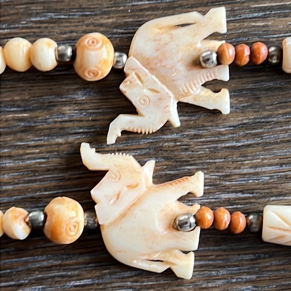 Hand Crafted authentic carved bone beads necklace with agathe & elephant - Picture 7 of 13